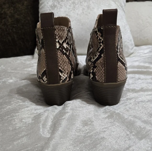 Snakeskin Ankle Boots By Time And Tru Size 7 1/2 EUC - Picture 4 of 8